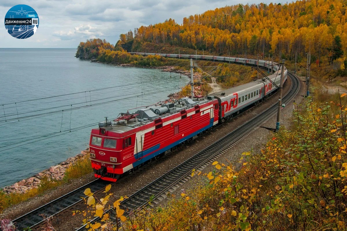 Электровоз ЭП1 с поездом возле Байкала