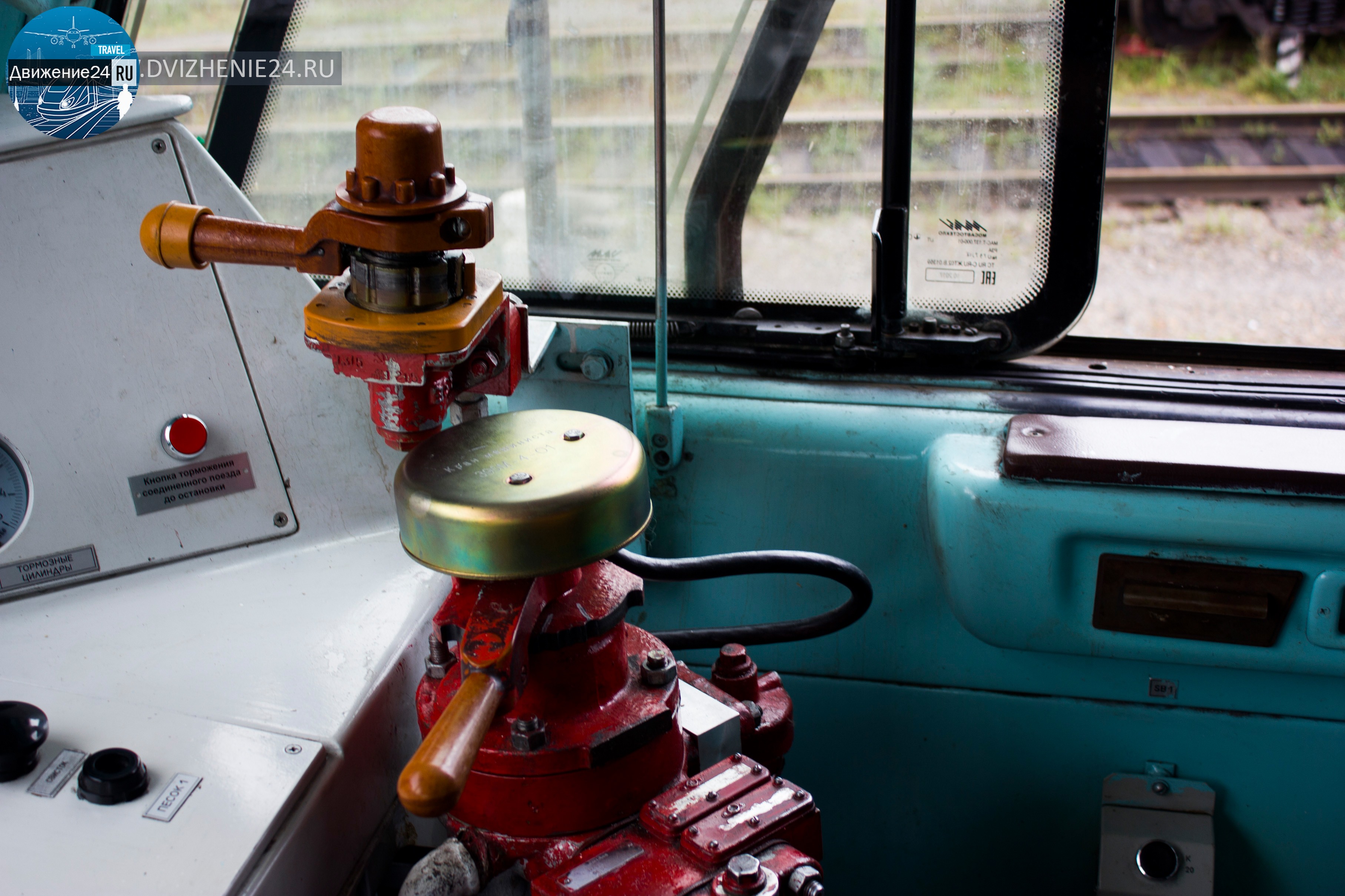 кабина электровоза 2ЭС5К краны машиниста, тормозные краны, электровоз Ермак э5к
