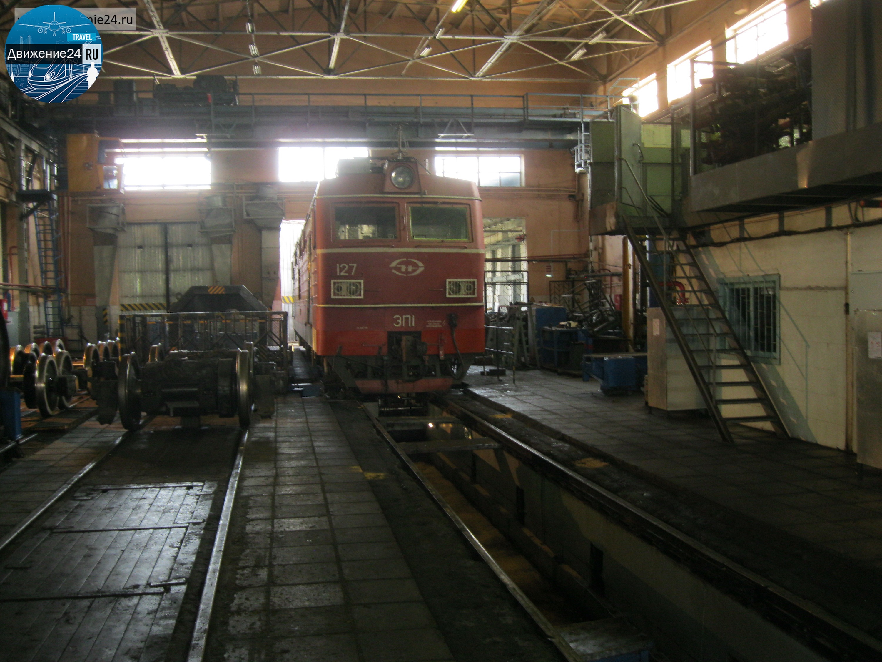 электровоз ЭП1 на ремонте в депо на канве, ремонт электровозов в депо, ремонтное депо, электровозное депо, ЭП1