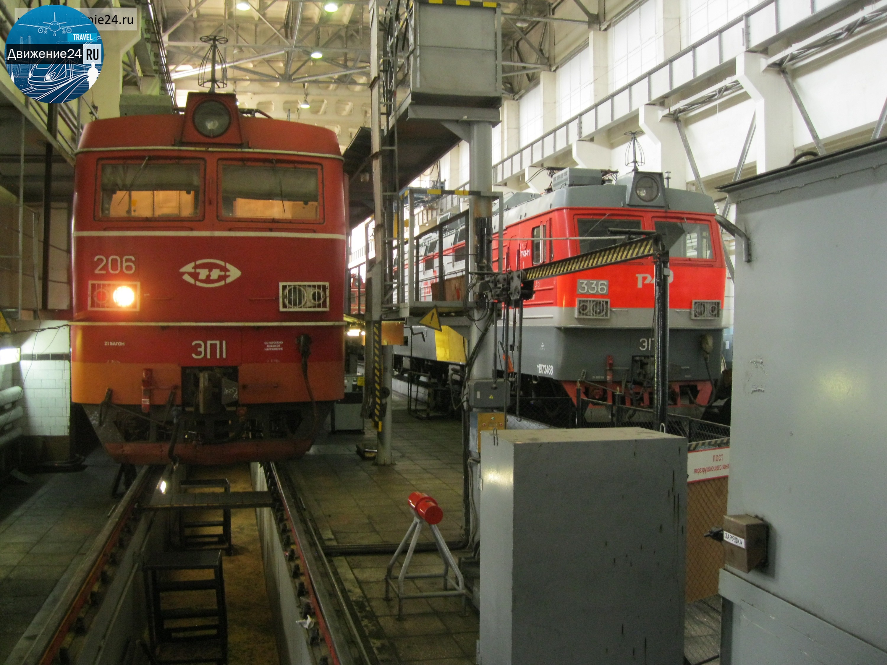 электровоз ЭП1 на ремонте в депо на канве, ремонт электровозов в депо, ремонтное депо, электровозное депо, ЭП1