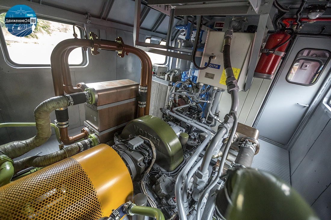 машинное отделение электровоза 2ЭВ120