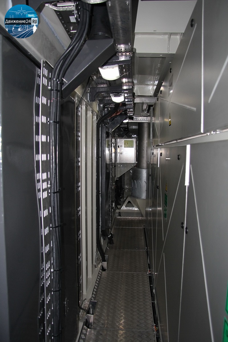 машинное отделение электровоза 2ЭВ120