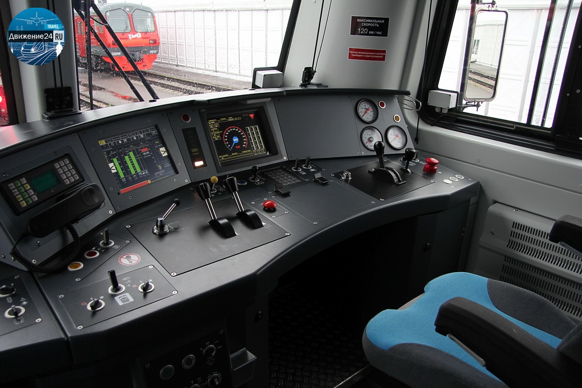 Кабина электровоза 2ЭВ120