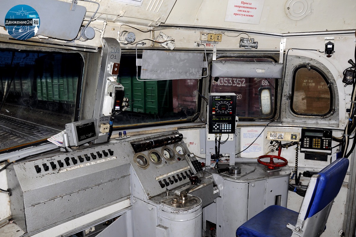 Кабина электропоезда ЭР9
