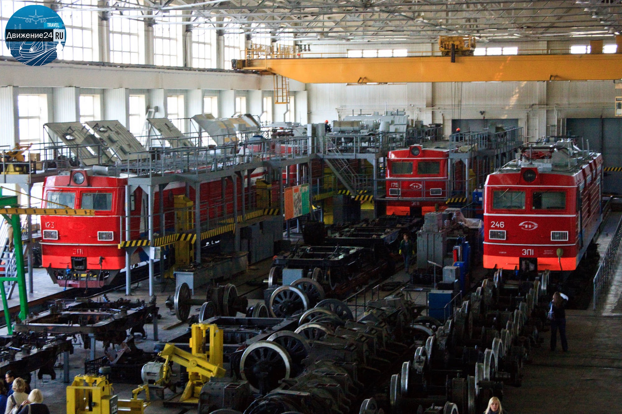 Электровоз ЭП1 в ремонте