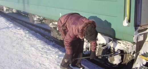 проводник поезда с ломом