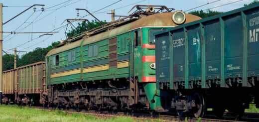 электровоз в середине состава