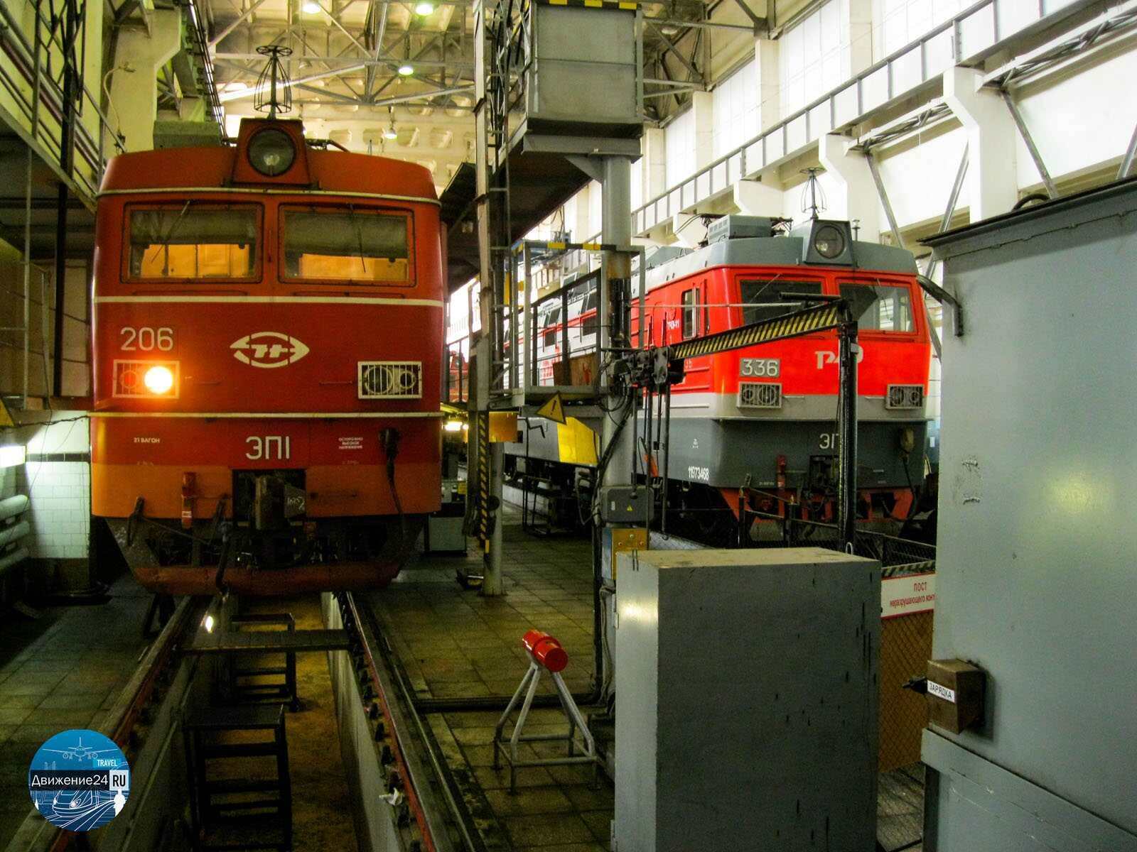 электровоз ЭП1 в депо