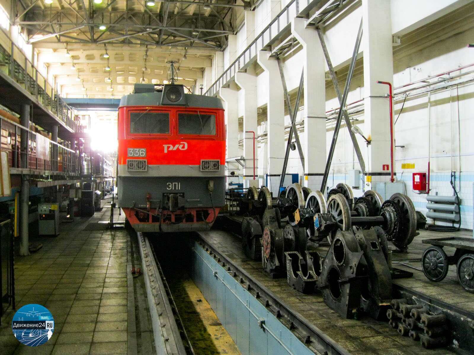 Электровоз ЭП1 в депо на канаве