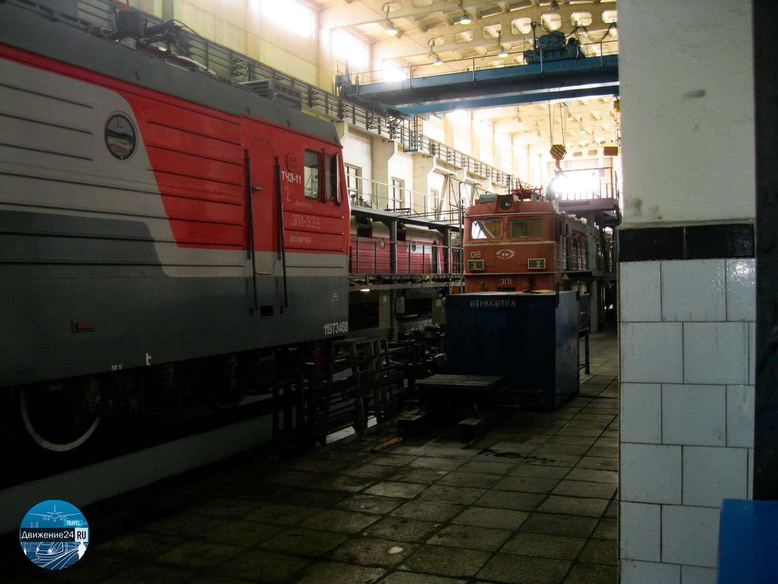 Электровозы ЭП1 в депо