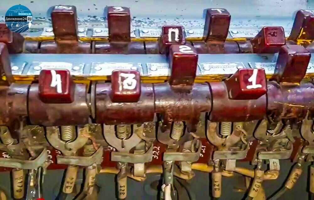 Кнопочный выключатель на пульте управления электровоза ВЛ80с