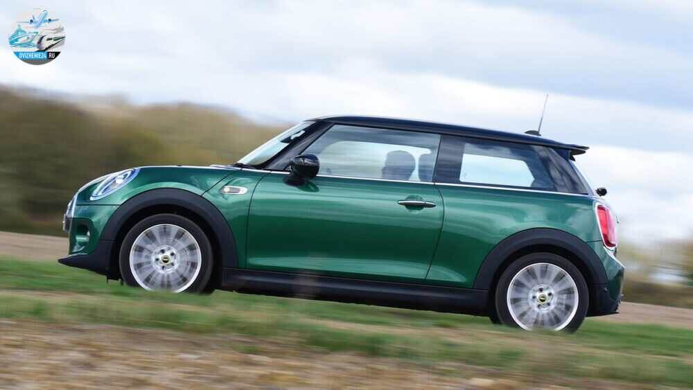 Новый MINI Electric вид сбоку