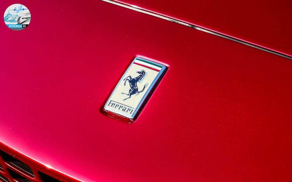 Новый Ferrari Roma 2020 шильдик на капоте