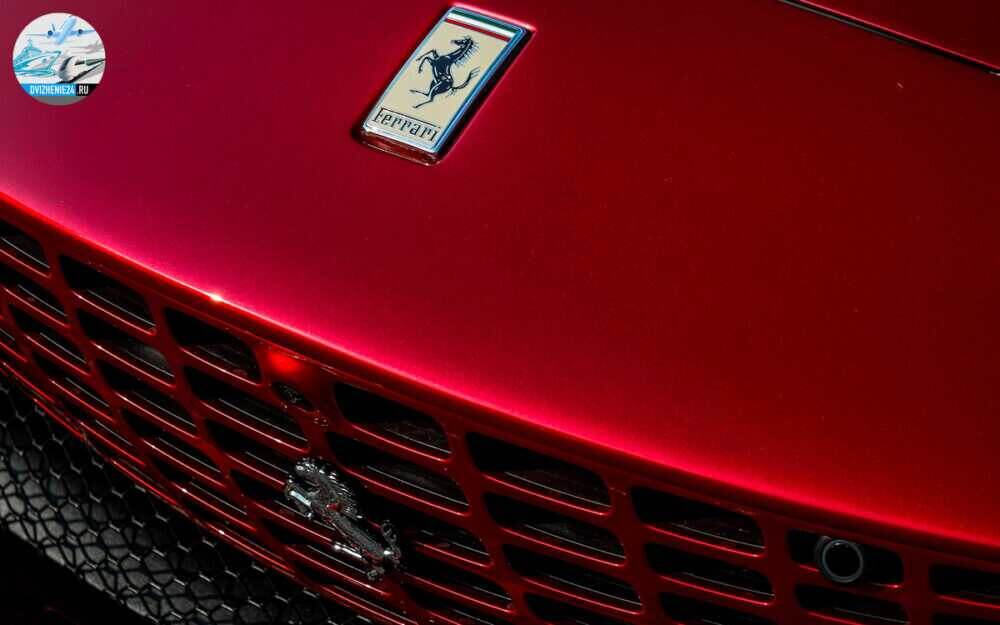 Новый Ferrari Roma 2020 шильдик на капоте
