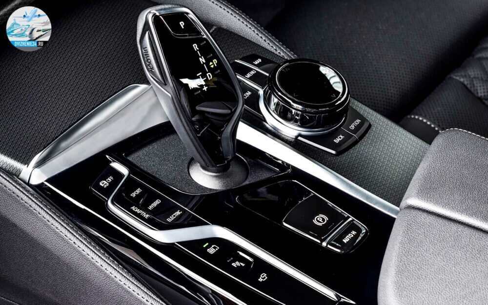 Новый BMW 545e PHEV 2020