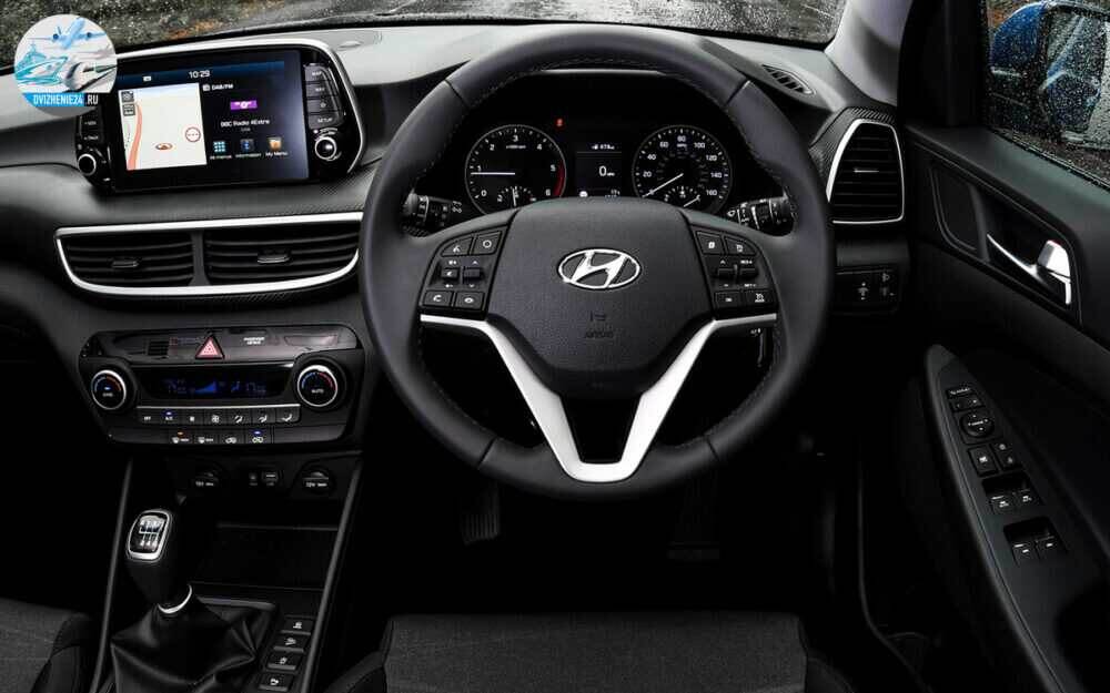 Hyundai Tucson салон место водителя руль и главная консоль приборная панель