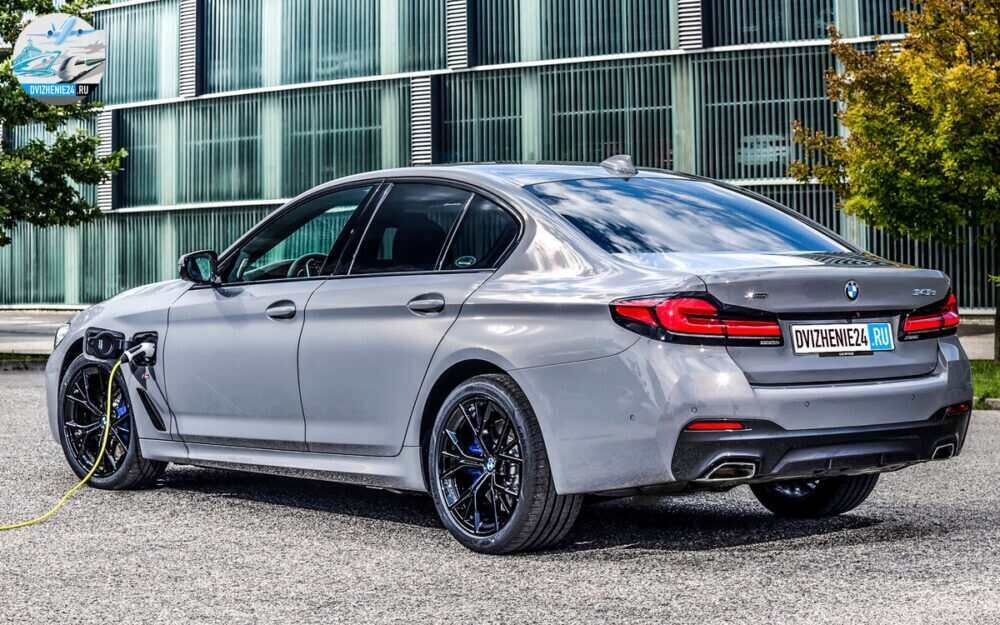 Новый BMW 545e PHEV 2020