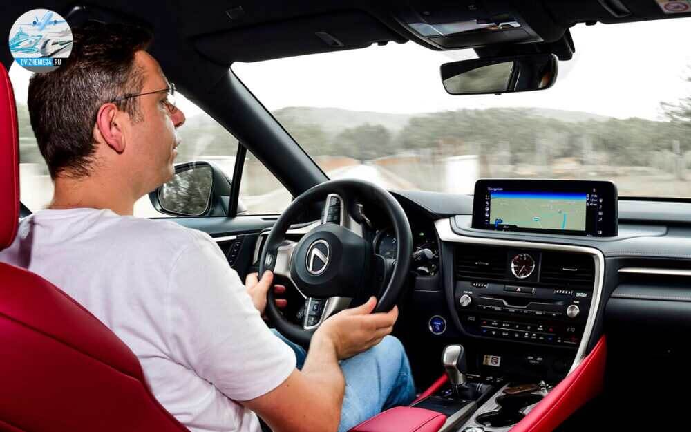 Lexus RX водитель