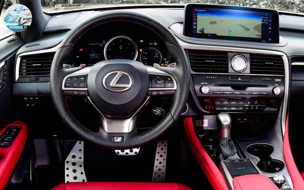 Lexus RX место водителя