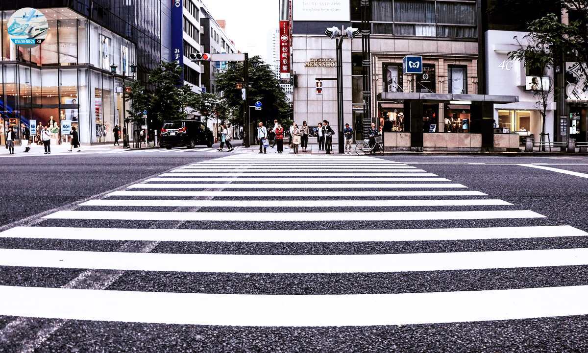 Пешеходный переход на дороге большого города