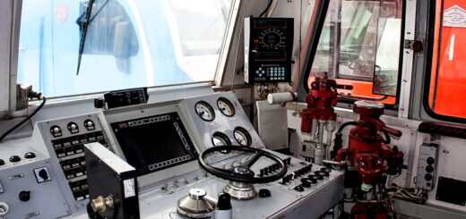 кабина управления электровоза ЭП1