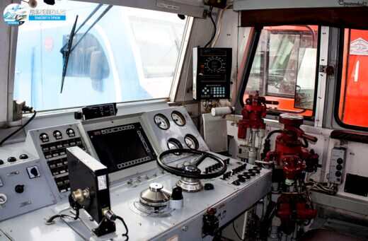 кабина управления электровоза ЭП1