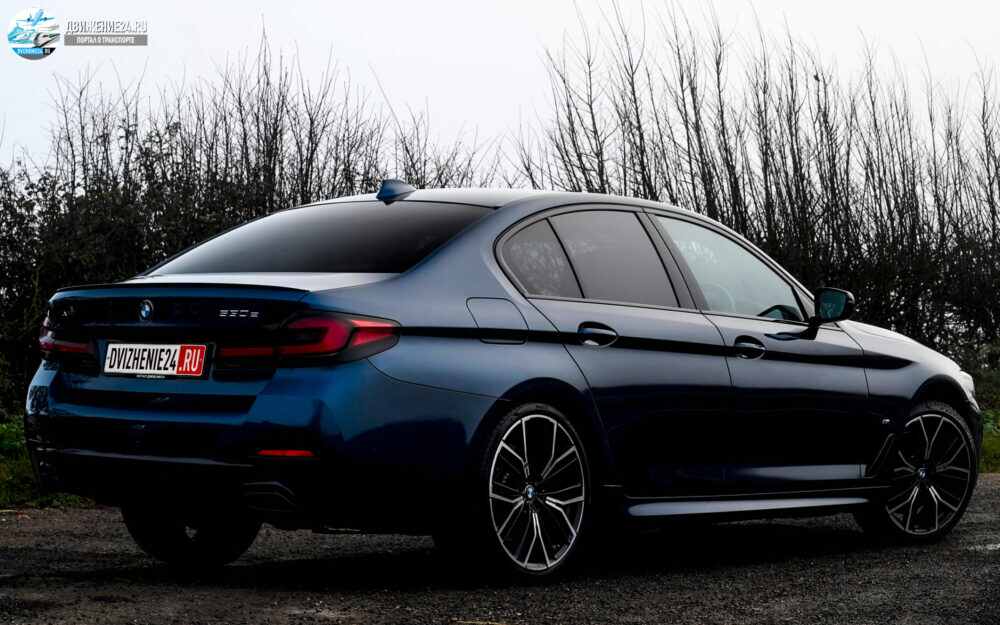 BMW 530e xDrive M Sport на дороге