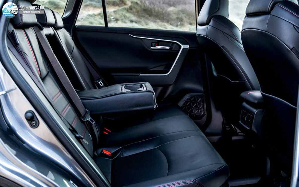 Новый подключаемый гибрид Toyota RAV4 2021 - обзор