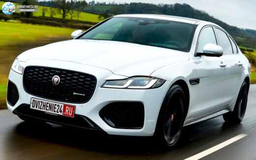 Jaguar XF 2021 на дороге