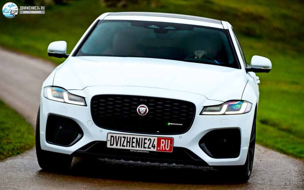 Jaguar XF 2021 на дороге вид спереди