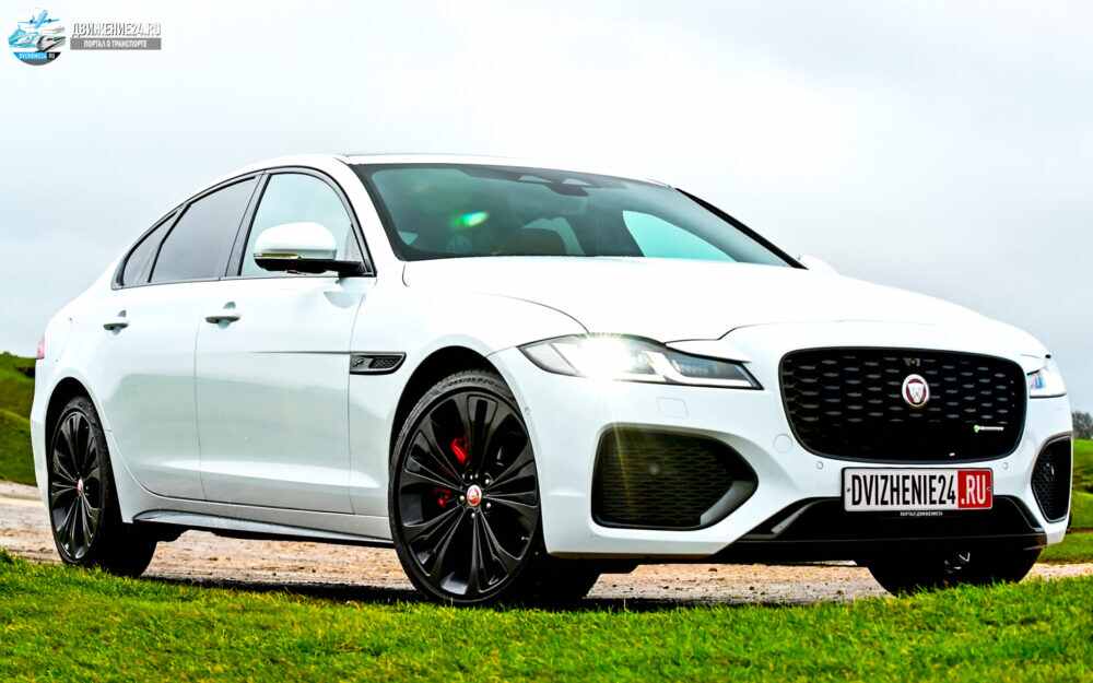 Jaguar XF 2021 на дороге