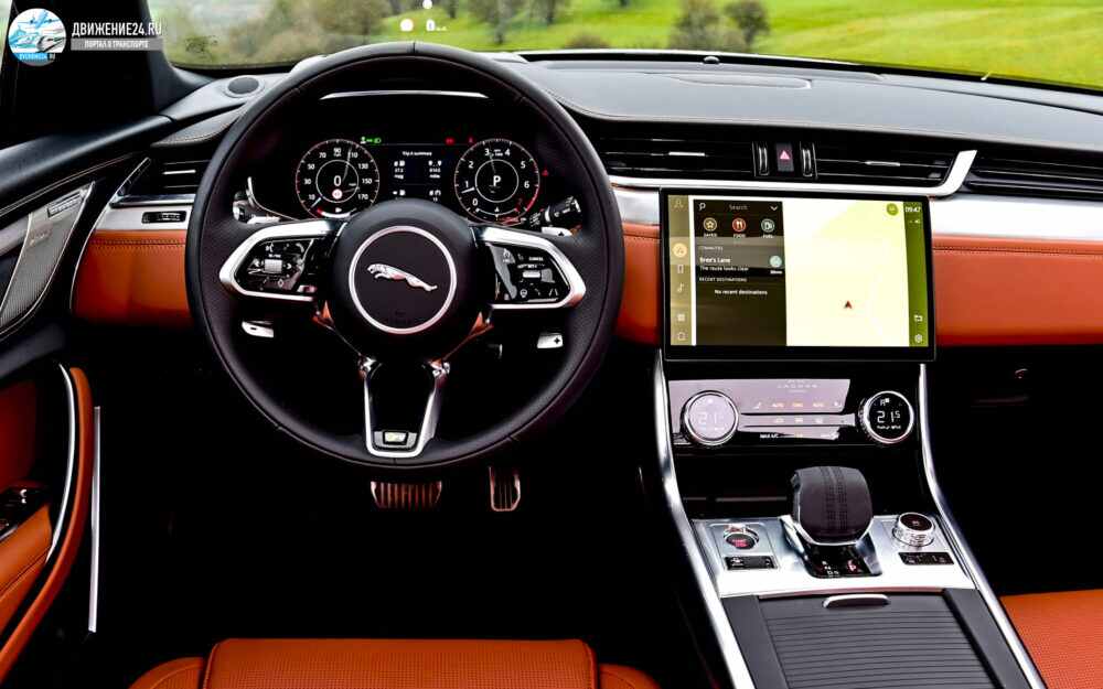 Jaguar XF 2021 салон вид с водительского сидения руль и приборная панель