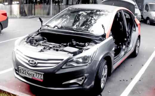 убитый автомобиль каршеринга со снятыми дверями и капотом