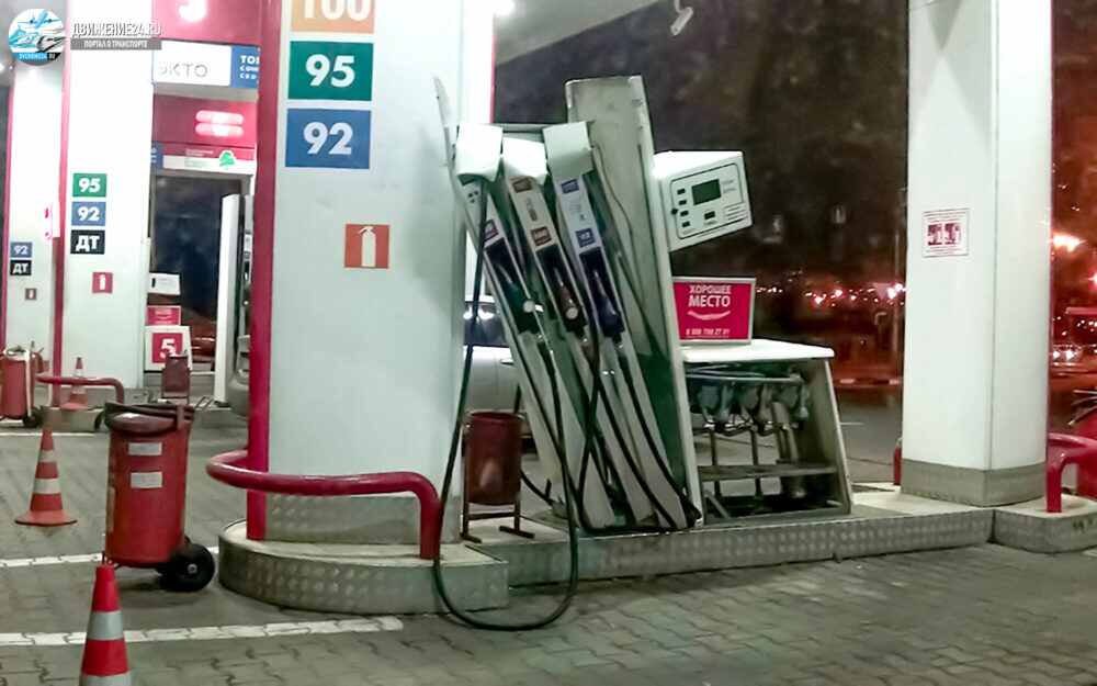 Помятая бензоколонка - кто-то поехал вместе с заправочным пистолетом. Не вынул заправочный пистолет и поехал