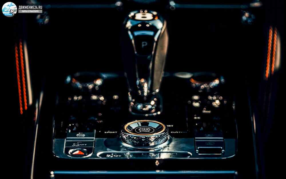 Роскошный седан Bentley Flying Spur ручной сборки
