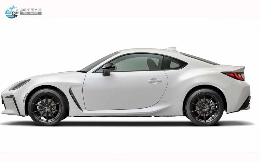 Новый спортивный автомобиль Toyota GR86 берет верх над GT86
