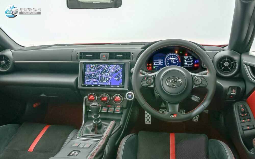 Новый спортивный автомобиль Toyota GR86 берет верх над GT86