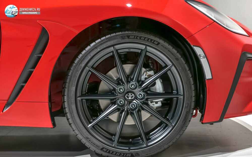 Новый спортивный автомобиль Toyota GR86 берет верх над GT86