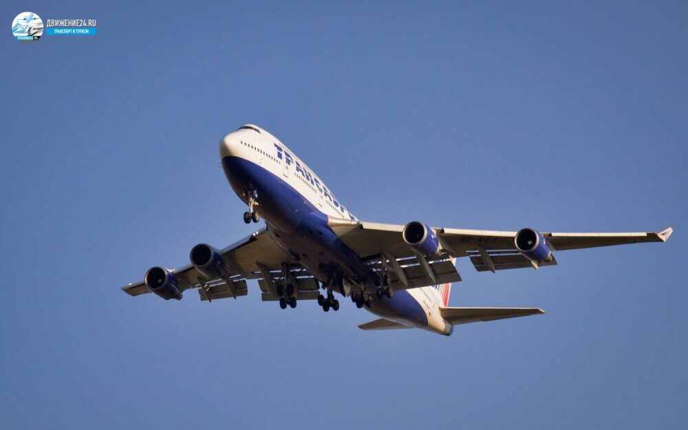 Самолет boeing-747 трансаэро в небе