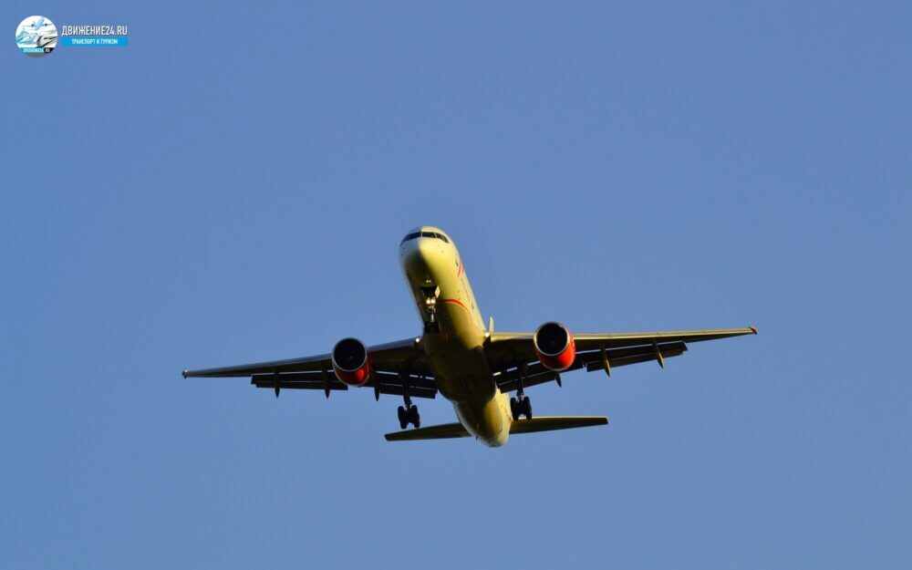 Самолет в небе