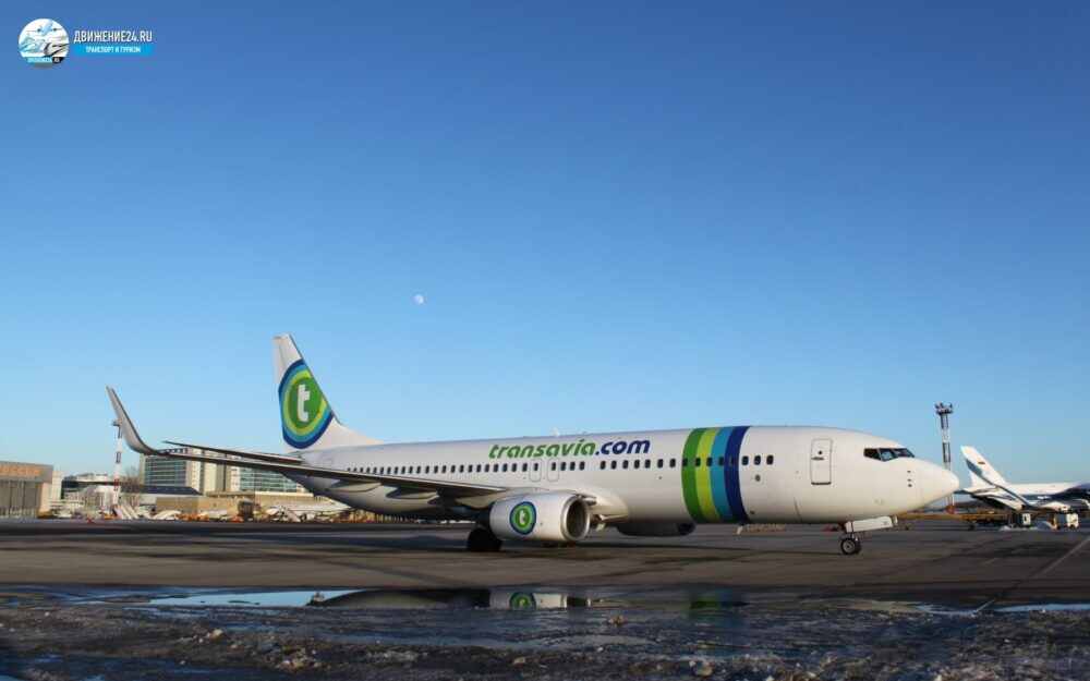 Самолет на стоянке в аэропорту