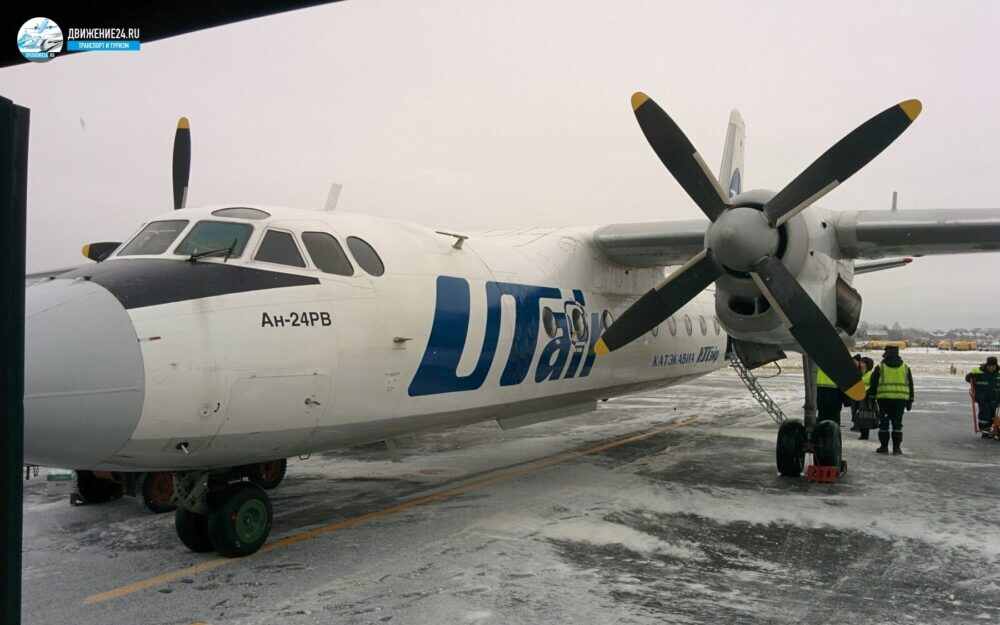 Самолет Ан-24РВ Ютэир на стоянке в аэропорту зимой