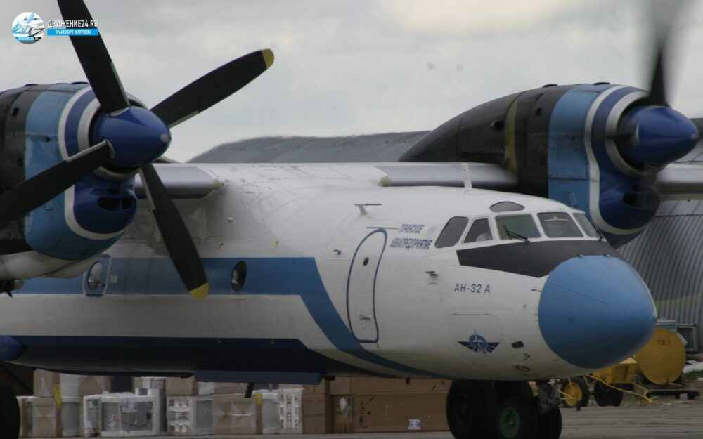 Самолет Ан-32А Ютэир на стоянке в аэропорту