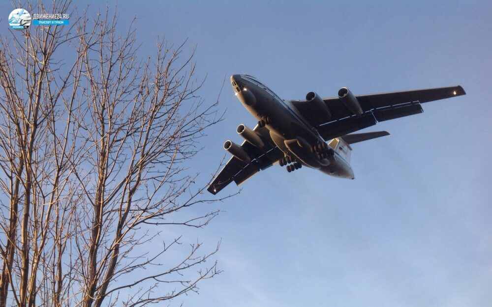 Самолет ИЛ-76 идет на посадку - вид снизу