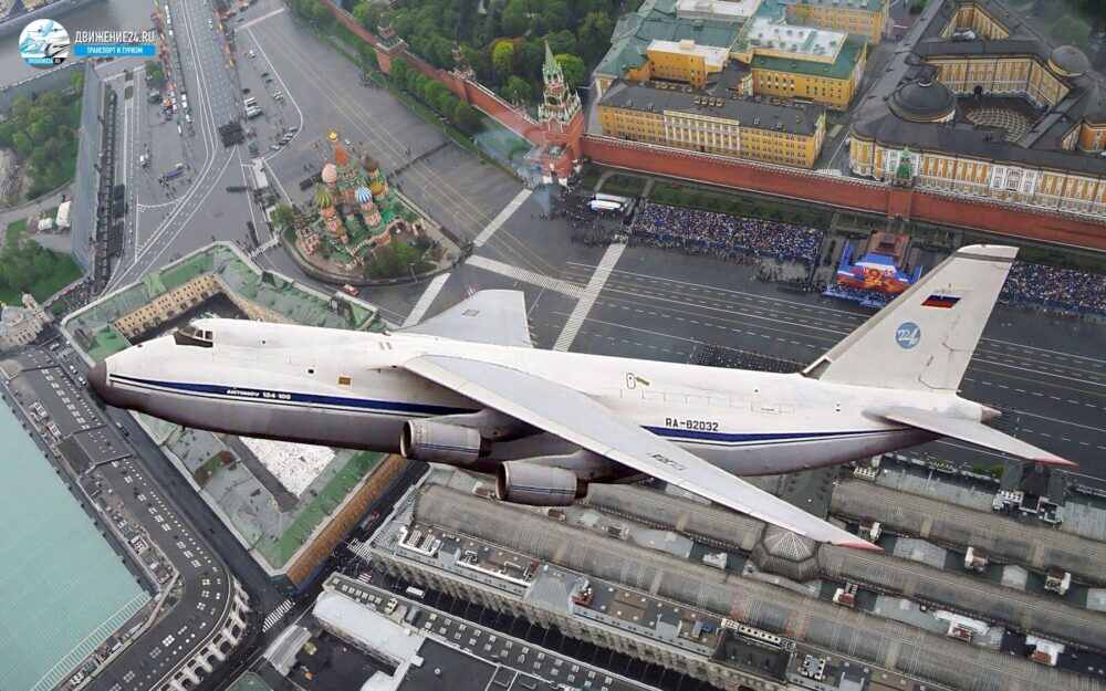 Самолет над Красной площадью на Параде 9-Мая