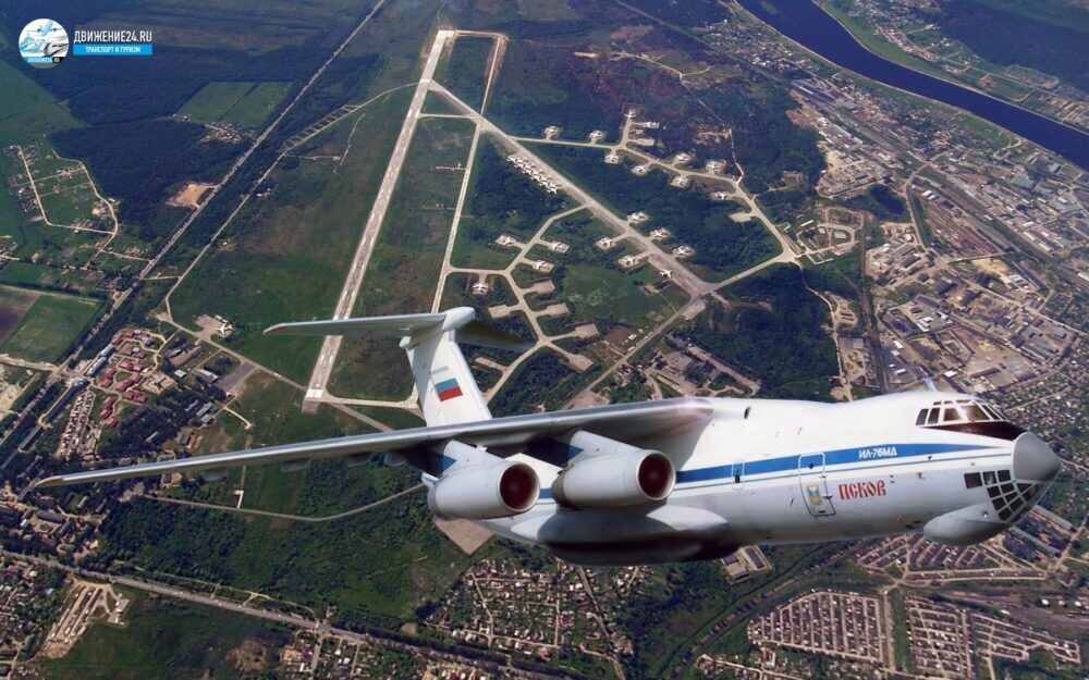 Самолет ИЛ-76МД после взлета с аэродрома