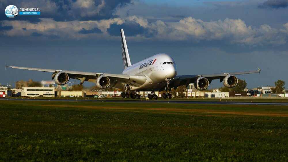 Двухэтажный самолет Airbus A-380 взлетает
