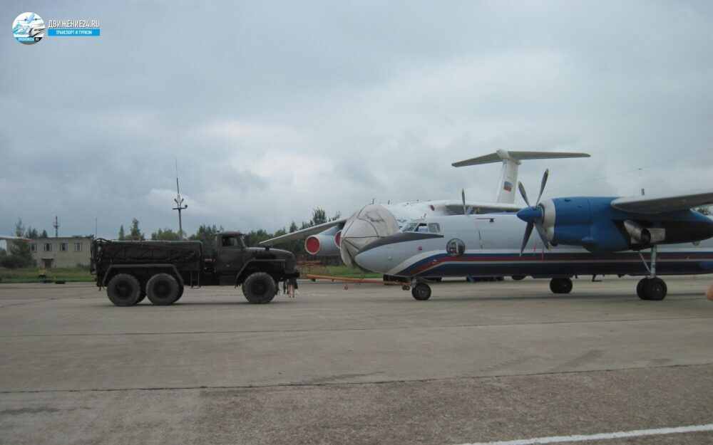 Турбовинтовой самолет в аэропорту