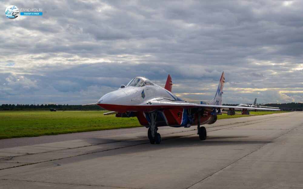 Самолет МИГ истребитель