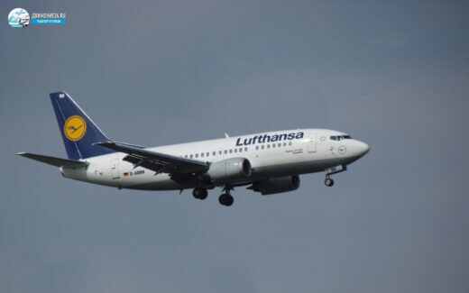 Самолет Lufthansa в воздухе